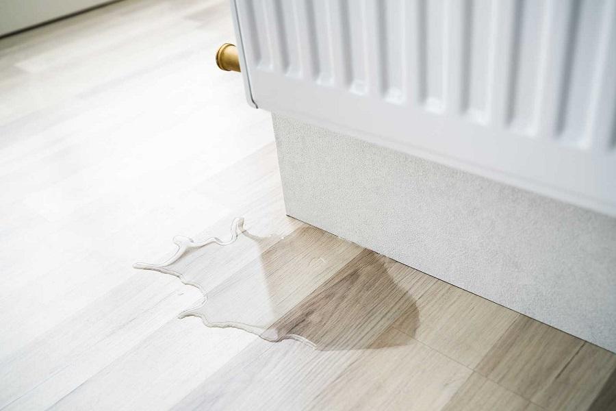 Khả năng chịu nước là tiêu chí quan trọng khi lựa chọn tấm lót sàn gỗ công nghiệp